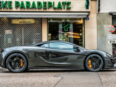 店舗前に展示されたカーボン調の高級スポーツカー