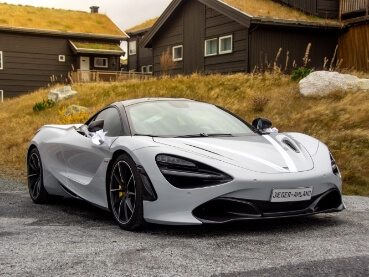 北欧風の建物を背景にした白色のスポーツカー