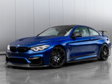 モダンな空間に展示された鮮やかなブルーのスポーツカー